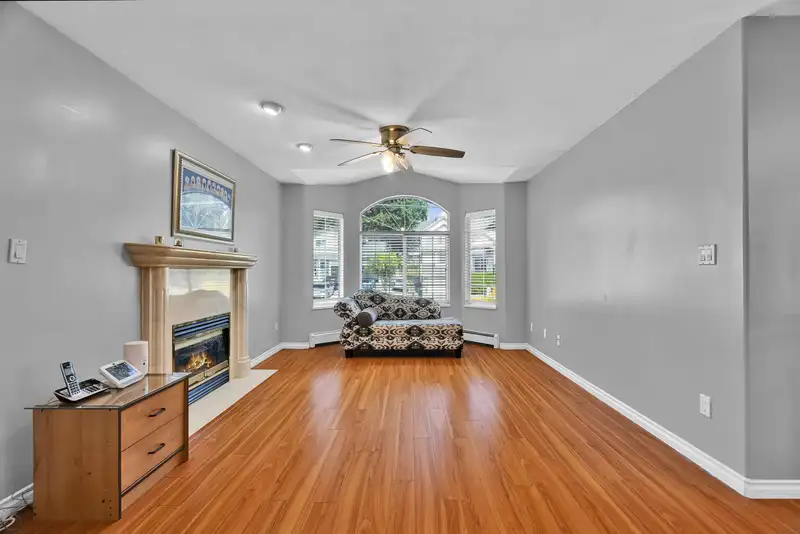 14332 68 AVENUE - photo 2 of 39