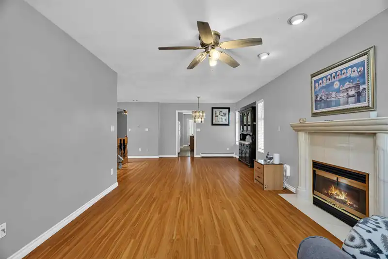 14332 68 AVENUE - photo 4 of 39