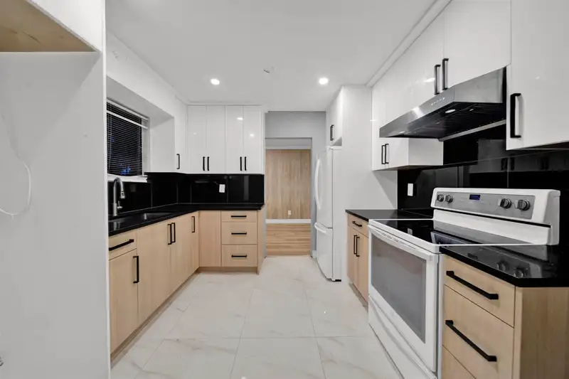 7085 140A STREET - photo 3 of 38