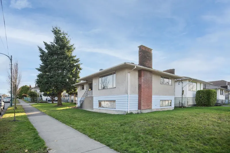 925 NANAIMO STREET - photo 4 of 25