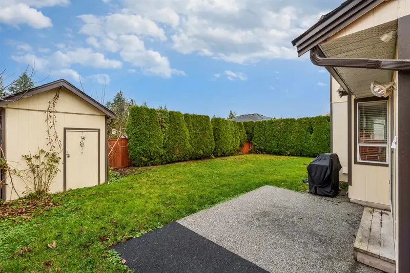 15931 101 AVENUE - photo 4 of 33