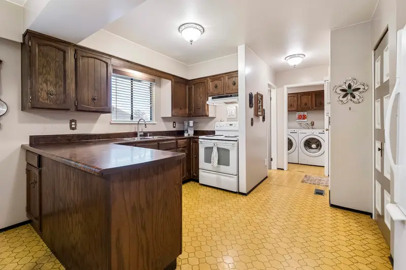 13474 15 AVENUE - photo 4 of 25