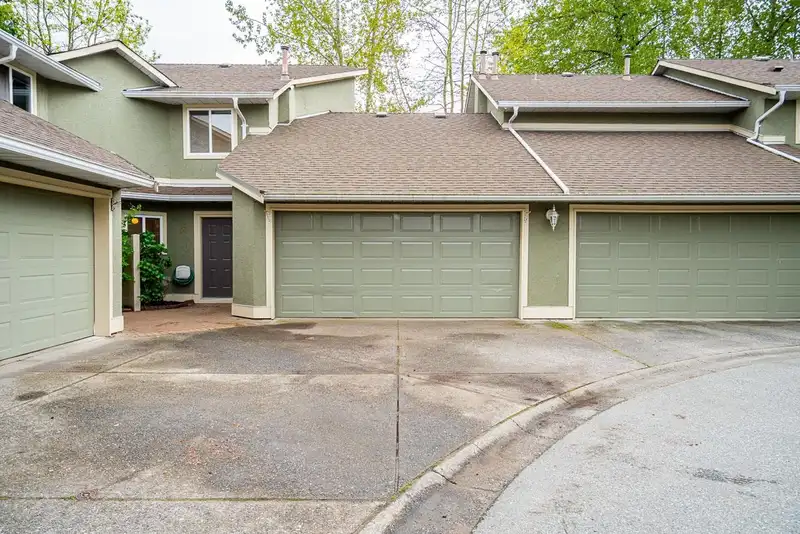 55 16061 85 AVENUE - photo 1 of 38