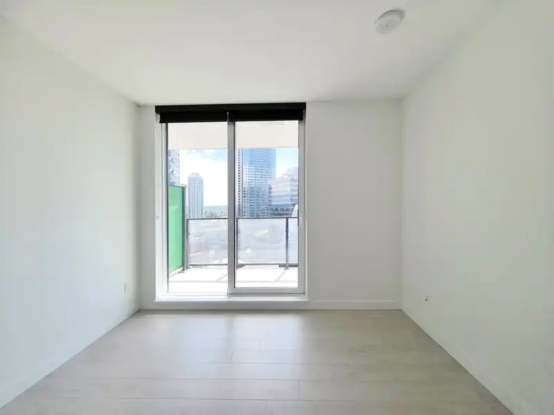 1402 9887 WHALLEY BOULEVARD - photo 2 of 15