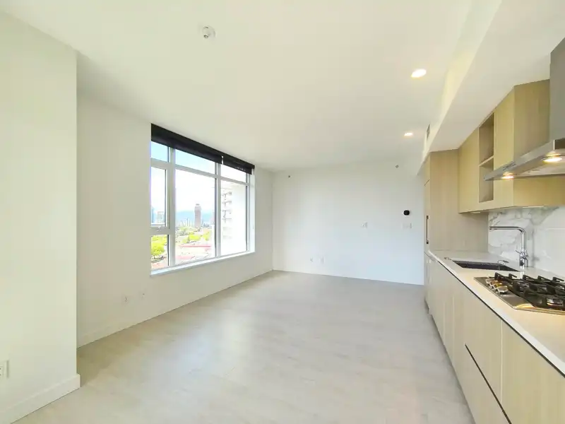 1402 9887 WHALLEY BOULEVARD - photo 3 of 15