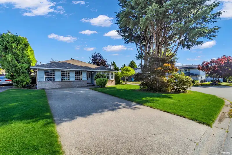15447 92A AVENUE - photo 2 of 21