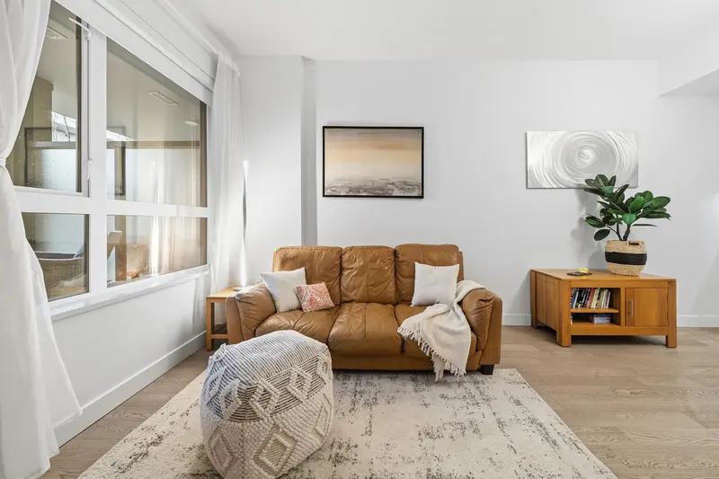 201 3220 CONNAUGHT CRESCENT - photo 4 of 21