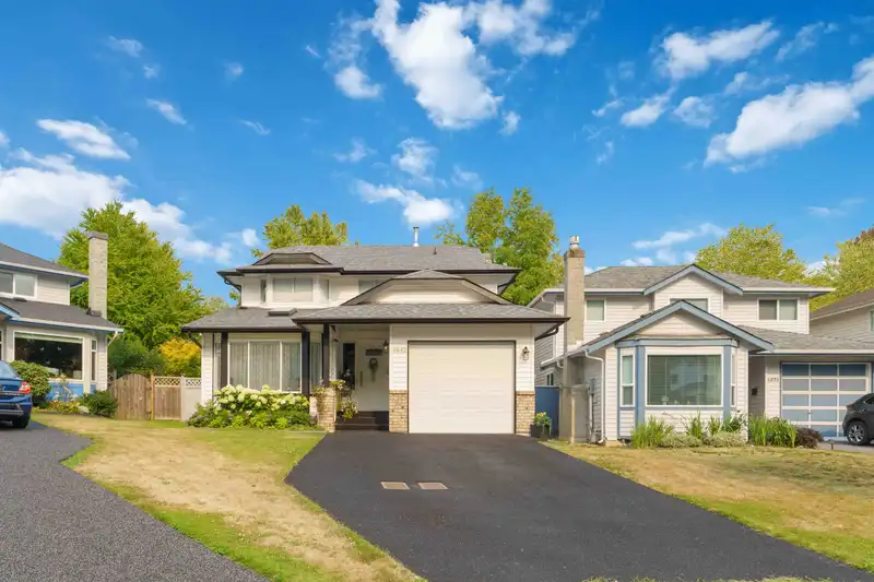 6842 137A STREET - photo 3 of 30