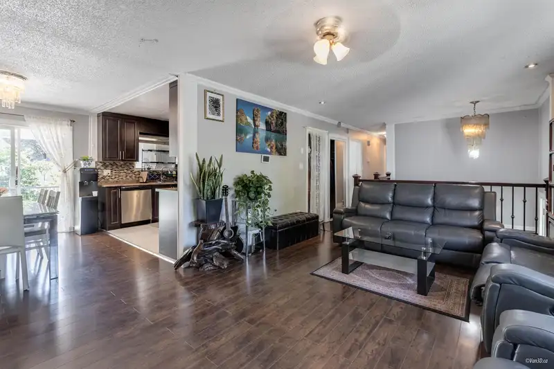 13246 94 AVENUE - photo 4 of 29