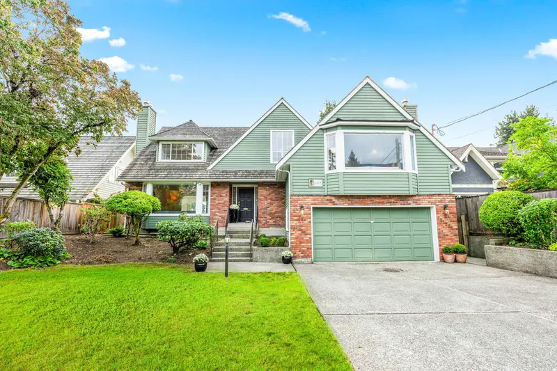 2372 KINGS AVENUE - photo 1 of 25