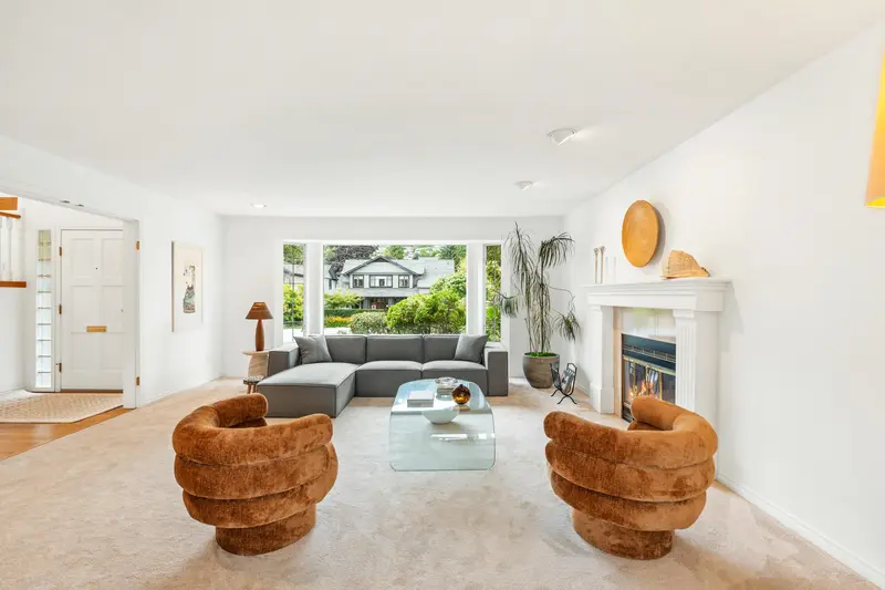 2372 KINGS AVENUE - photo 4 of 25