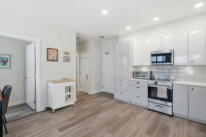 211 10838 WHALLEY BOULEVARD - photo 2 of 24