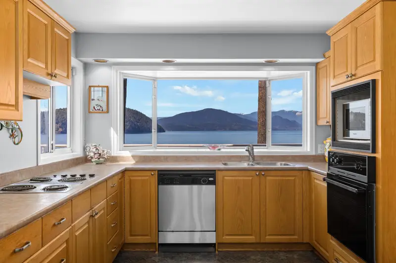 4 STRACHAN POINT ROAD - photo 2 of 25