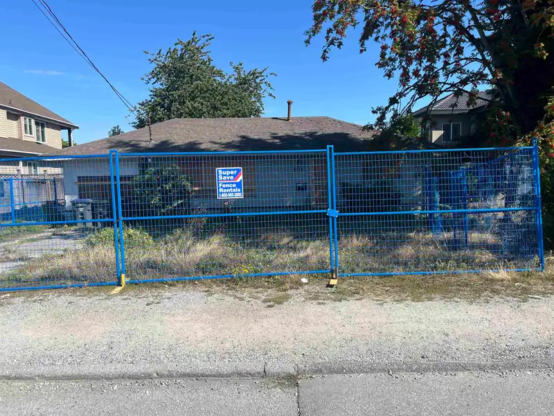 12111 84 AVENUE - photo 1 of 4