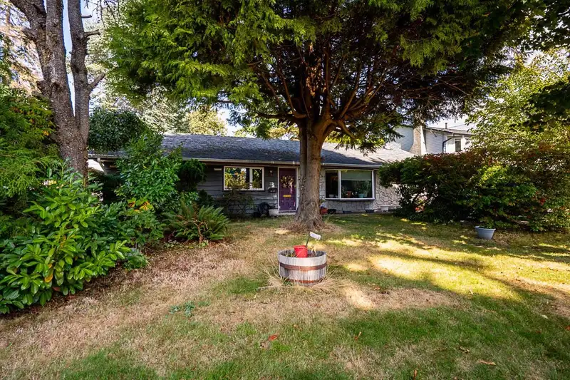 14227 71 AVENUE - photo 3 of 37
