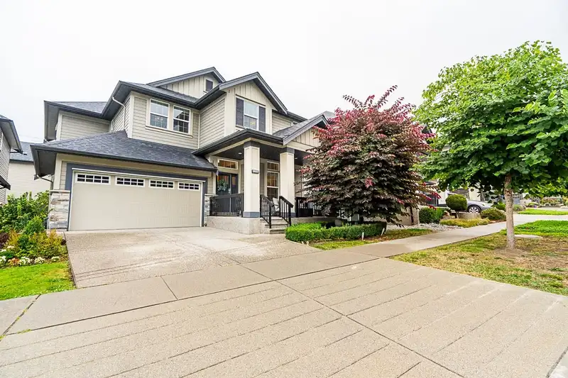18065 67B AVENUE - photo 2 of 40