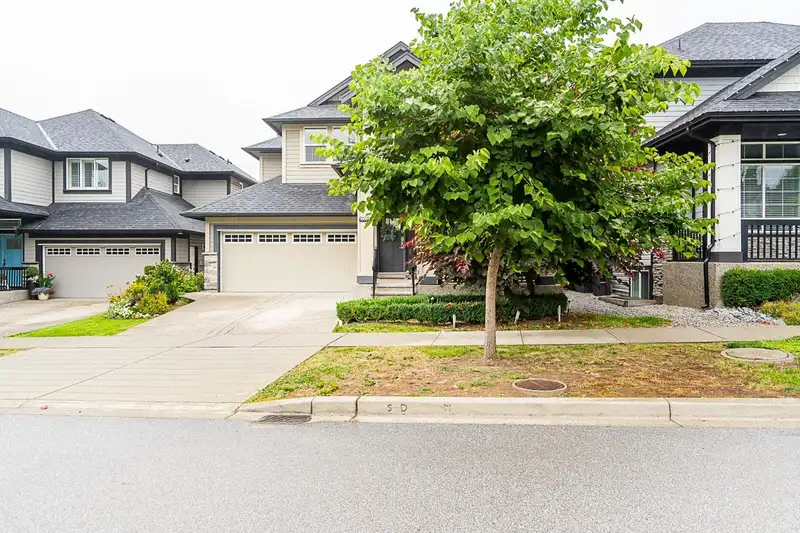 18065 67B AVENUE - photo 3 of 40
