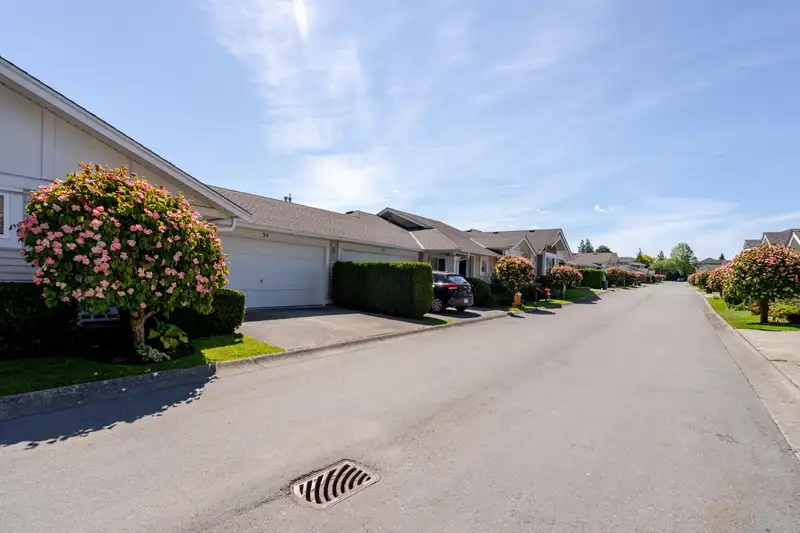 54 6885 184 STREET - photo 3 of 39