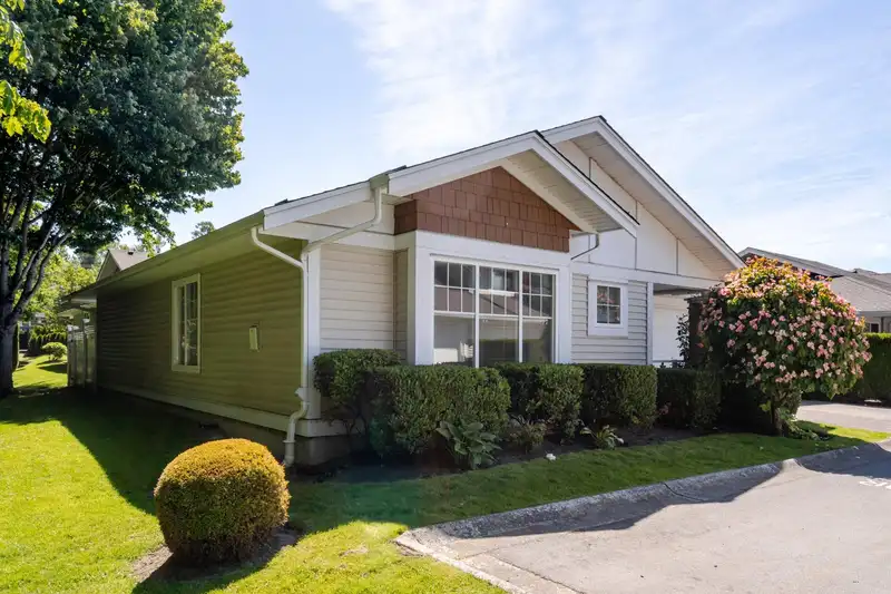 54 6885 184 STREET - photo 4 of 39