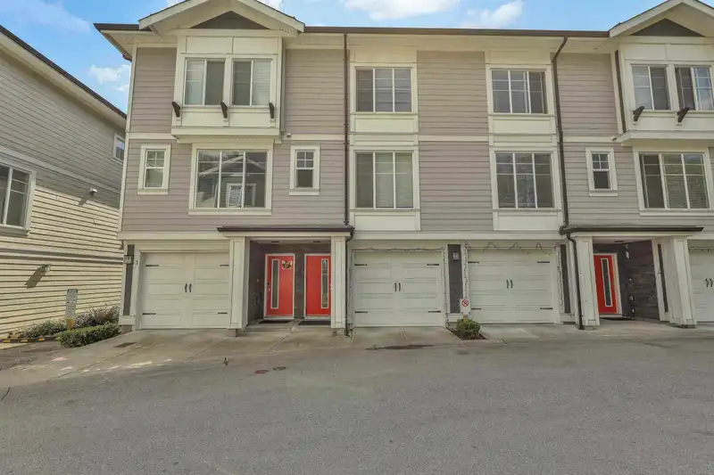 24 14499 64 AVENUE - photo 2 of 25