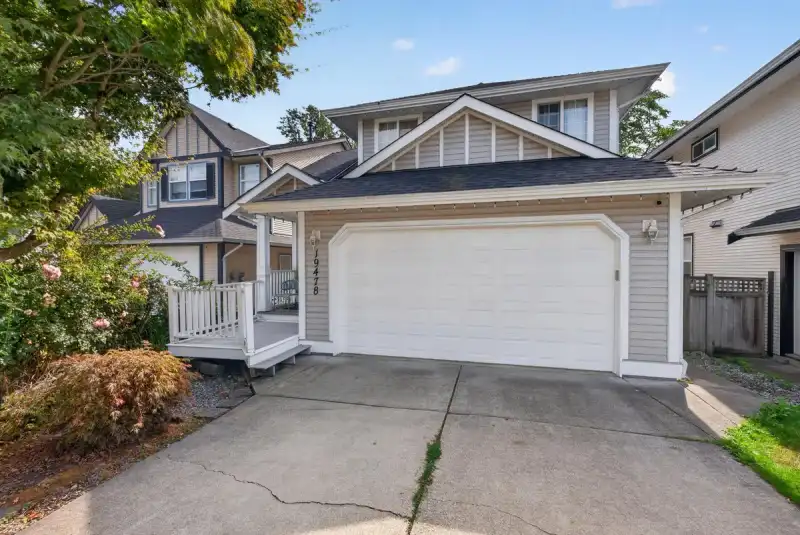 19478 61 AVENUE - photo 1 of 40