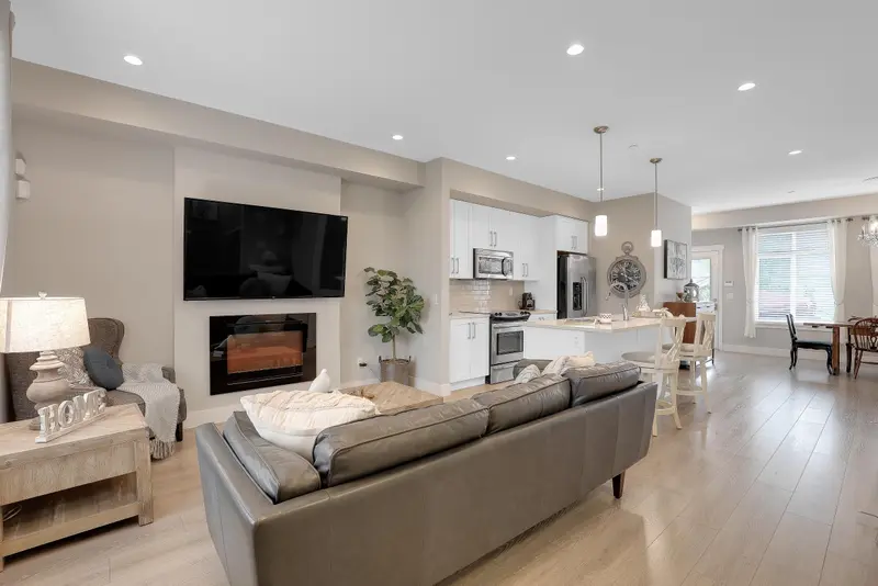 20377 82 AVENUE - photo 2 of 25