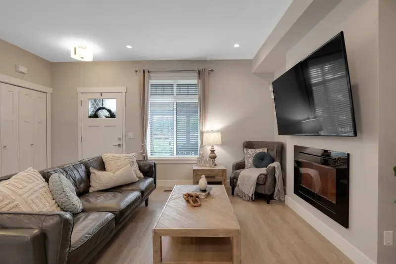 20377 82 AVENUE - photo 4 of 25