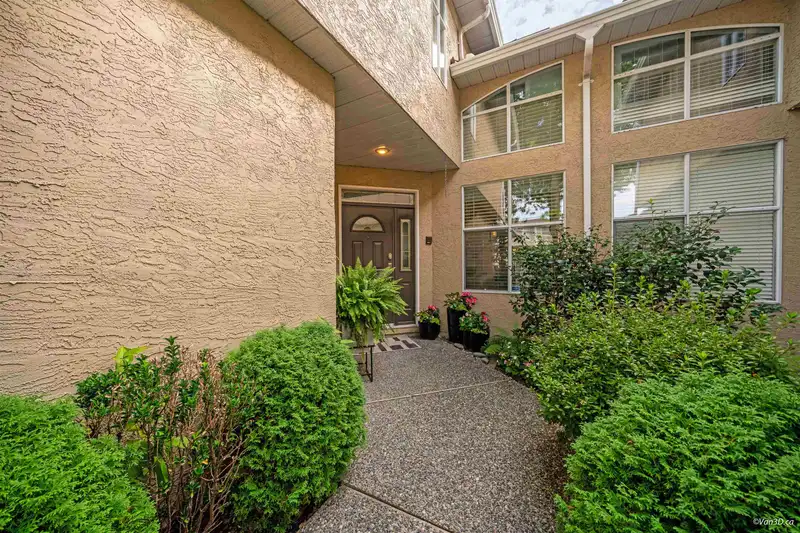 12136 63 AVENUE - photo 3 of 40