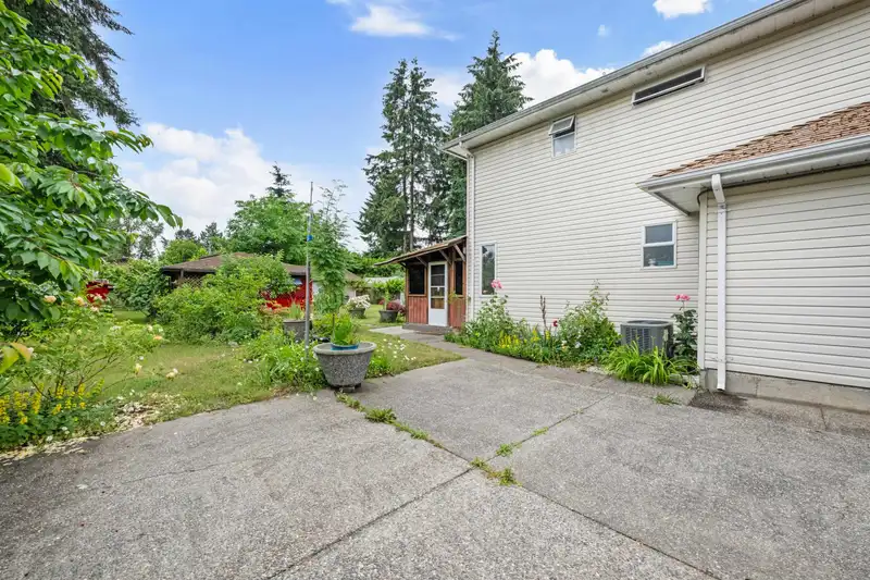 14710 106 AVENUE - photo 3 of 33