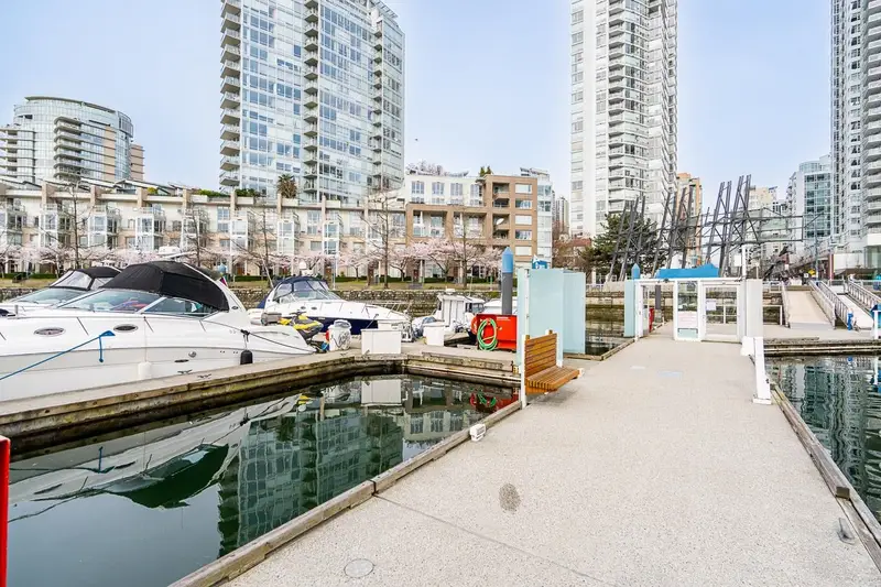 D7 1088 MARINASIDE CRESCENT - photo 2 of 22