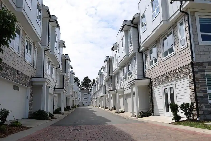 34 8181 135A STREET - photo 2 of 7