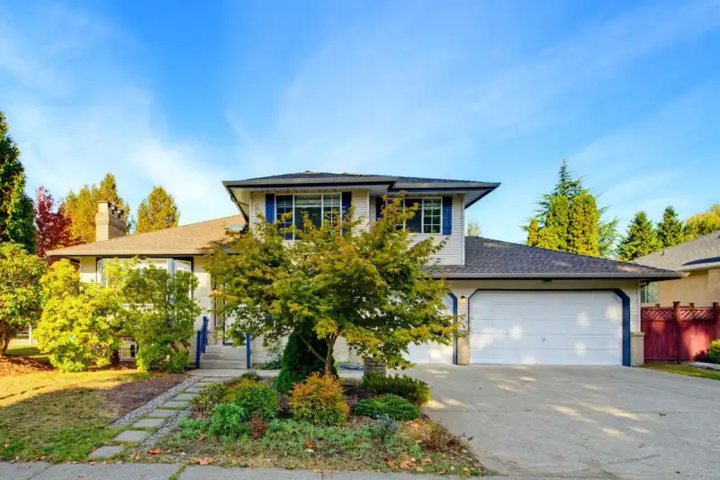 15911 111 AVENUE - photo 1 of 25