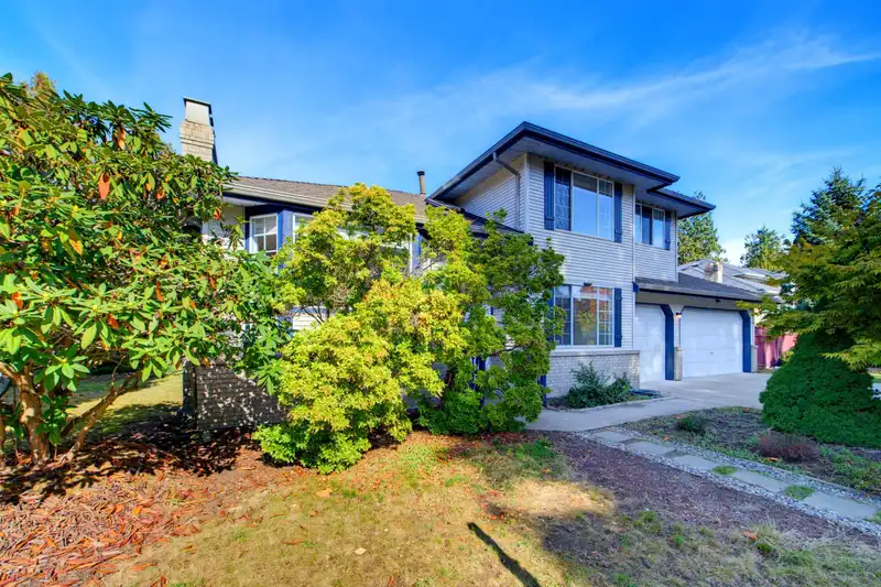 15911 111 AVENUE - photo 2 of 25