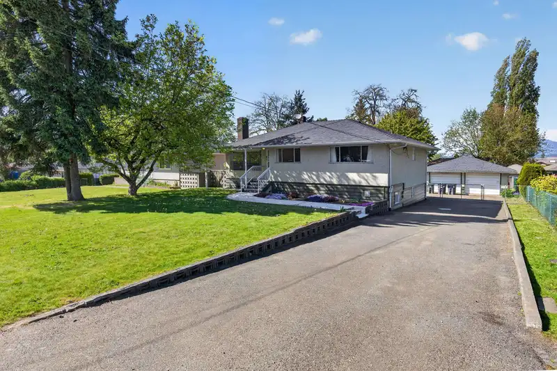 13759 111 AVENUE - photo 2 of 40