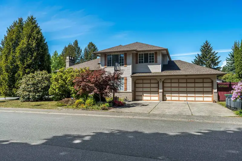 15911 111 AVENUE - photo 1 of 39