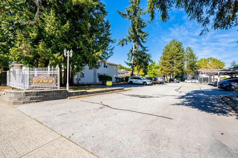 104 13915 72 AVENUE - photo 2 of 35