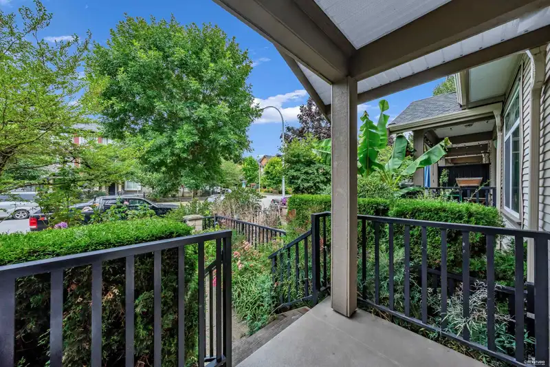 11 15933 86A AVENUE - photo 2 of 37