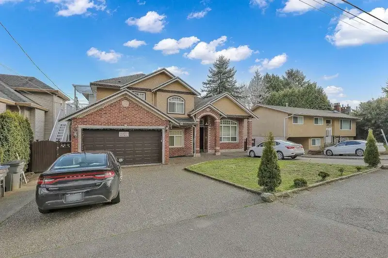 14078 68 AVENUE - photo 1 of 40