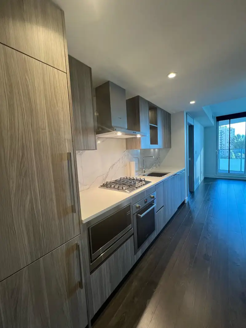 808 9887 WHALLEY BOULEVARD - photo 4 of 33