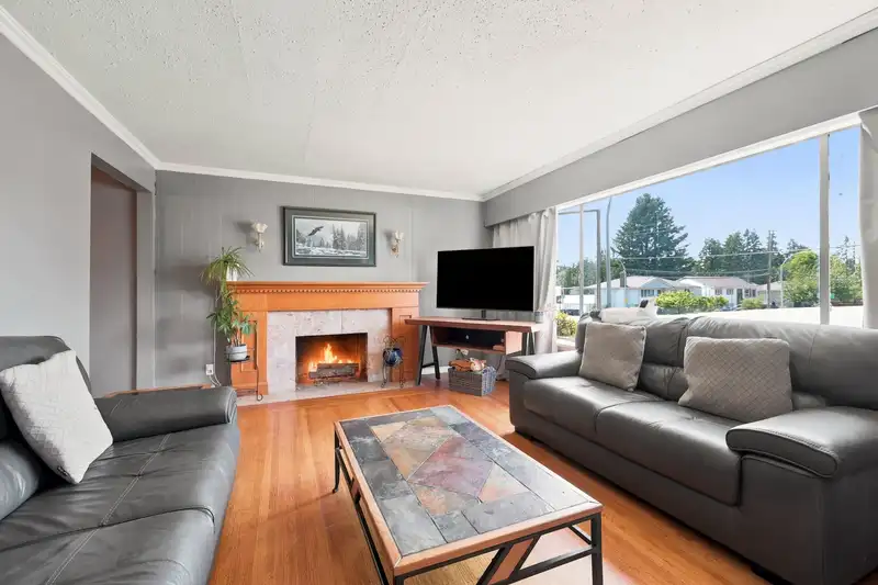 10014 127B STREET - photo 3 of 22