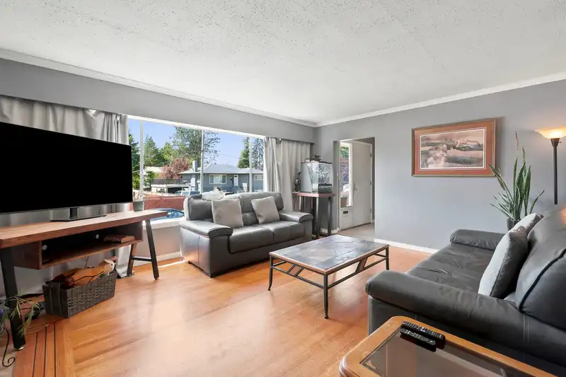 10014 127B STREET - photo 4 of 22