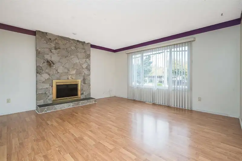 15734 96 AVENUE - photo 4 of 37