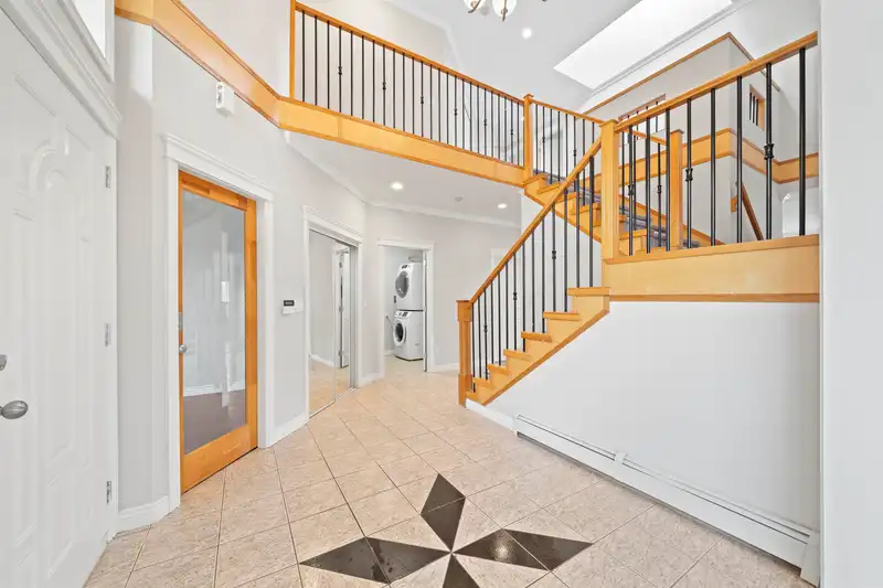 15648 83A AVENUE - photo 3 of 40