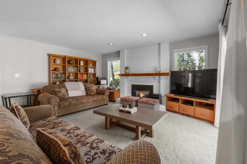 14273 26 AVENUE - photo 4 of 25