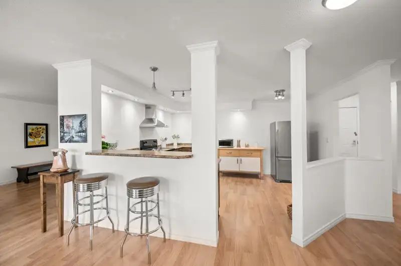 205 9295 122 STREET - photo 3 of 39