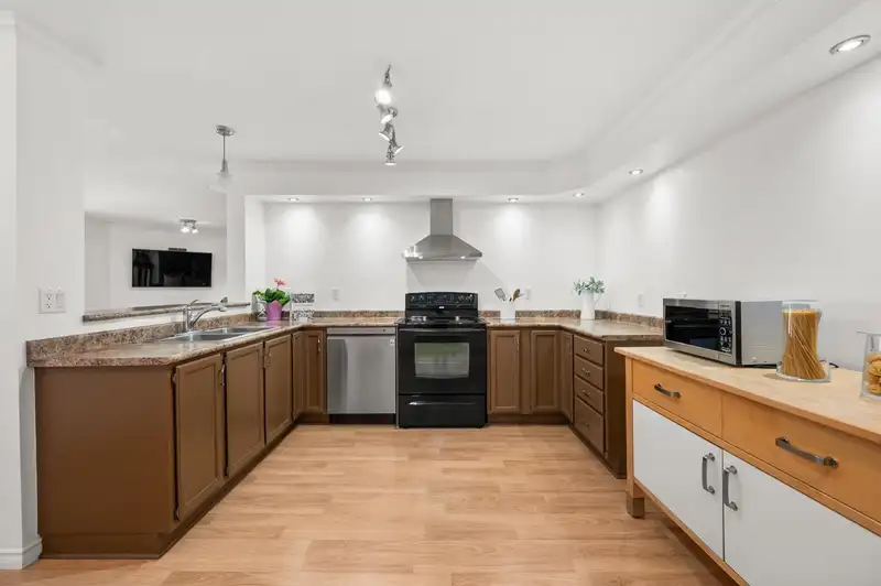 205 9295 122 STREET - photo 4 of 39