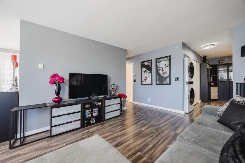 706 9830 WHALLEY BOULEVARD - photo 2 of 34