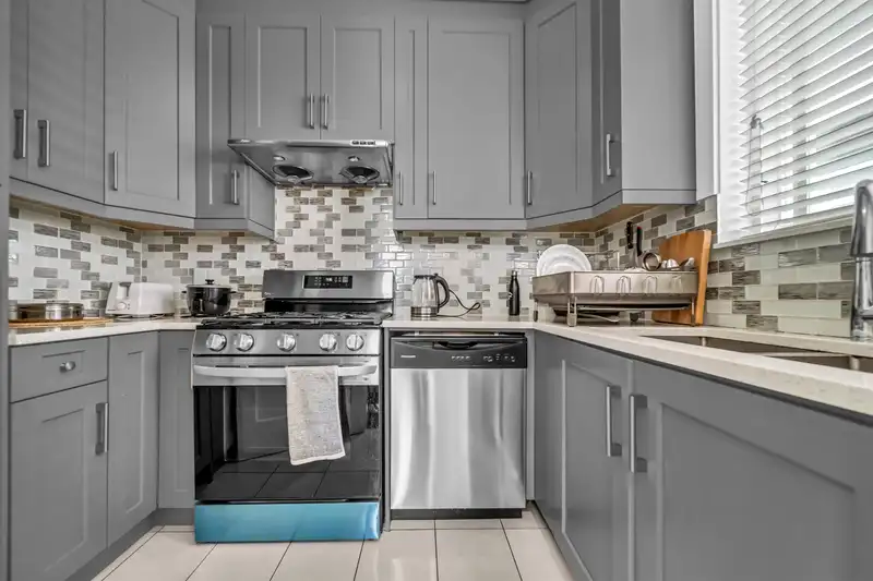14068 58A AVENUE - photo 4 of 33