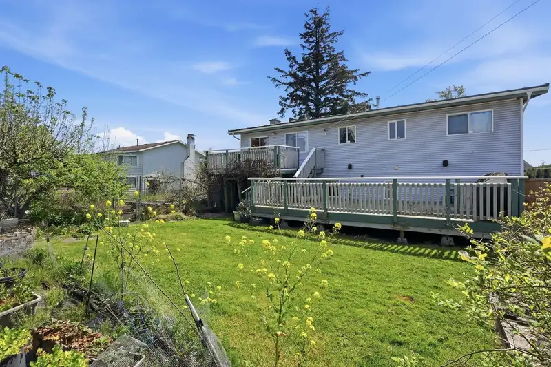 17569 60 AVENUE - photo 2 of 35