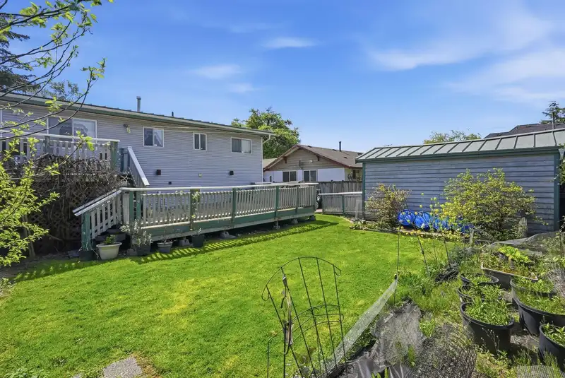 17569 60 AVENUE - photo 3 of 35